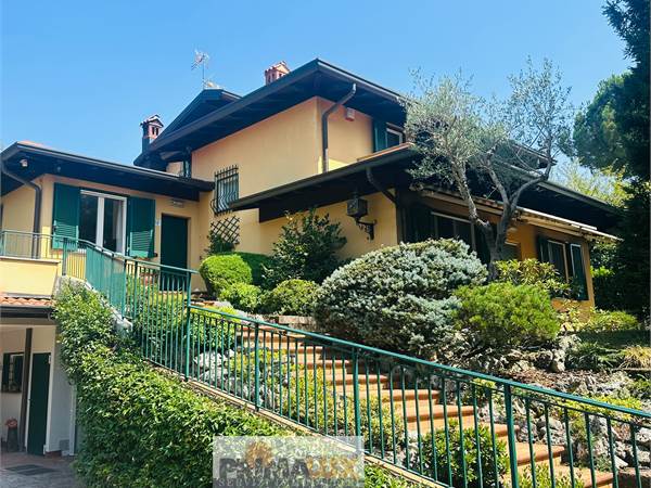ESCLUSIVA VILLA SINGOLA CON DUE APPARTAMENTI