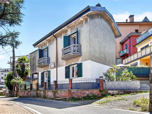 CASA SINGOLA COMPLETAMENTE RISTRUTTURATA